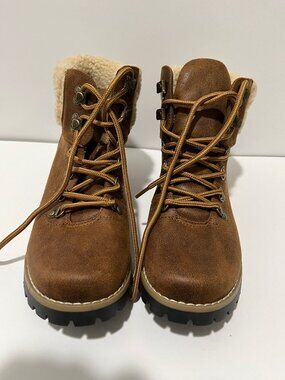 Cliffs By White Mountain Path field Light Brown Suedette Fleece Boots Size 7.5 M